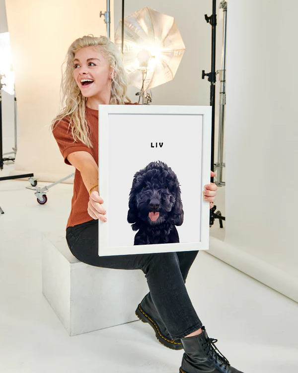 Frau mit einem individuellen Haustierportrait das einen schwarzen Pudel namens Liv abbildet